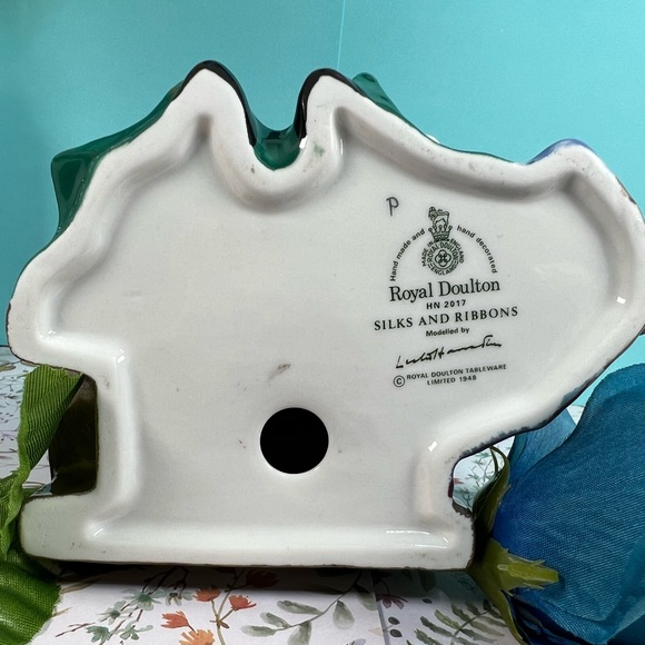 Royal Doulton ''Silk and Ribbons”Signed By Leslie H, Figurine HN2017 England 6”H - Picture 15 of 16